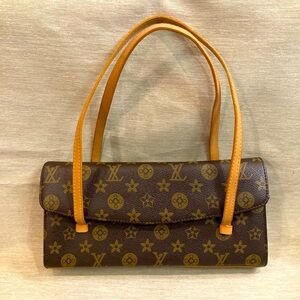 UNBRANDED Made in Mexico Little Baguette Style Shoulder Bag with Internal Pocket